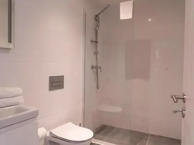Ein Badezimmer in der Unterkunft Apartment Wohnung Garten 1 Seeblick by Interhome