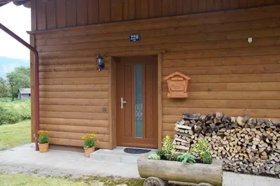 Das Gebäude in dem sich das Ferienhaus befindet