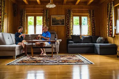 Ein Sitzbereich in der Unterkunft Ferienholzhaus in Sankt Gallen im Gesäuse in der Steiermark