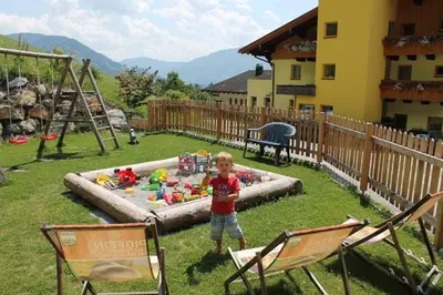 Ein allgemeiner Bergblick oder ein Berglick von des Bed & Breakfasts aus