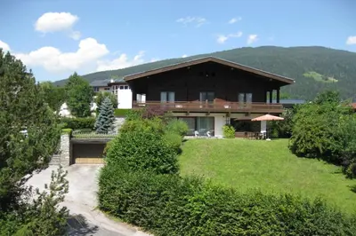 Ein allgemeiner Bergblick oder ein Berglick von des Ferienhauses aus