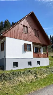 Das Gebäude in dem sich das Ferienhaus befindet
