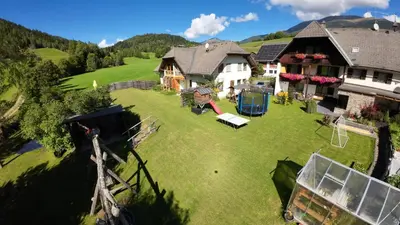 Ein allgemeiner Bergblick oder ein Berglick von der Ferienwohnung aus
