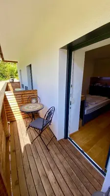 Ein Balkon oder eine Terrasse in der Unterkunft Modernes Apartment am Traunsee - See, Berge, Fitness & Parkplatz