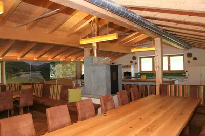 Ein Restaurant oder anderes Speiselokal in der Unterkunft Alpin Chalet Kleinarl