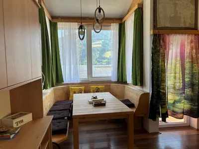 Ein Sitzbereich in der Unterkunft Pferdeblick Hütte