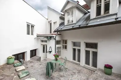 Das Gebäude in dem sich die Ferienwohnung befindet