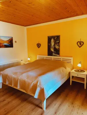 Ein Bett oder Betten in einem Zimmer der Unterkunft Bergblick Apartments - Natur & Panorama in Bad Ischl