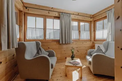 Ein Sitzbereich in der Unterkunft Druckfeichter Hütte