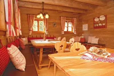 Ein Sitzbereich in der Unterkunft Loimoarhütte