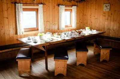 Ein Restaurant oder anderes Speiselokal in der Unterkunft Grasreithütte