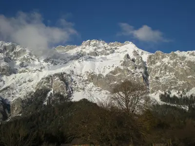 Ein allgemeiner Bergblick oder ein Berglick von of country house aus