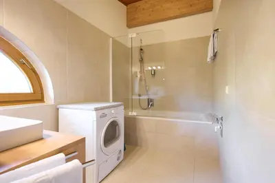 Ein Badezimmer in der Unterkunft Alpina Holiday Living Apartments