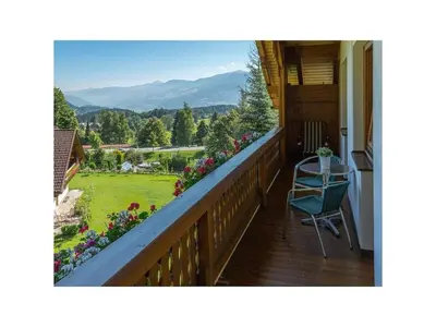 Ein allgemeiner Bergblick oder ein Berglick von des Ferienhauses aus