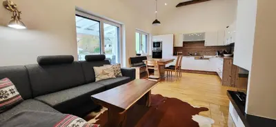 Ein Sitzbereich in der Unterkunft LandLiebe Aich by Alpenidyll Apartments