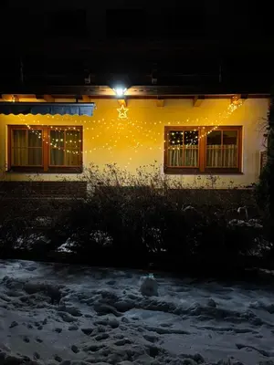 Das Gebäude in dem sich das Ferienhaus befindet