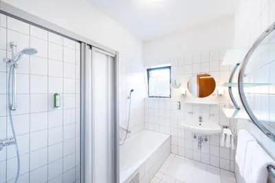Ein Badezimmer in der Unterkunft EVIVA im Parkhotel