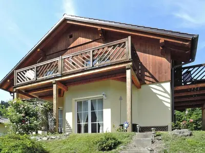 Das Gebäude in dem sich das Ferienhaus befindet