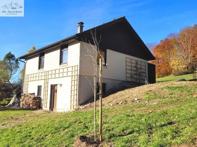Das Gebäude in dem sich das Ferienhaus befindet