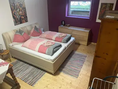 Ein Bett oder Betten in einem Zimmer der Unterkunft Smart Stay - Privates Zimmer & Bad im Untergeschoss - Kingsize Komfort fuer Zwei