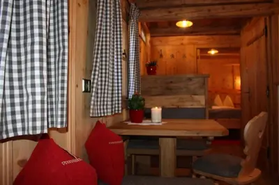 Ein Sitzbereich in der Unterkunft Oberprenner Zirbenhütte