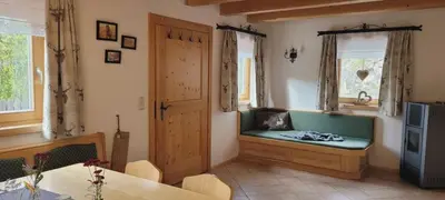 Ein Sitzbereich in der Unterkunft Rengerberg Hütte