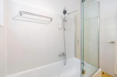 Ein Badezimmer in der Unterkunft Alpine Zeitgeist Apartment - by myNests