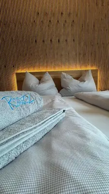 Ein Bett oder Betten in einem Zimmer der Unterkunft AlpinHerz Bio Penthouse Apartment