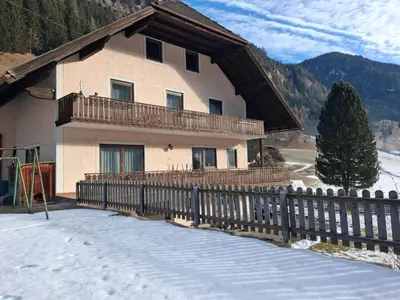 Ein allgemeiner Bergblick oder ein Berglick von des Privatzimmers aus