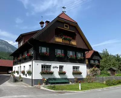 Das Gebäude in dem sich der Bauernhof befindet