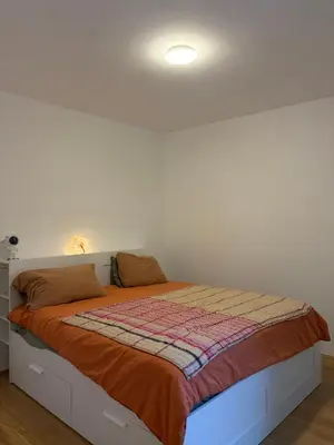 Ein Bett oder Betten in einem Zimmer der Unterkunft A bright spacious & convenient 2 brm TownHouse