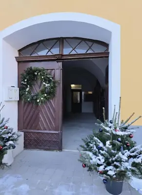 Eine Fassade oder ein Eingang zu Sager Haus
