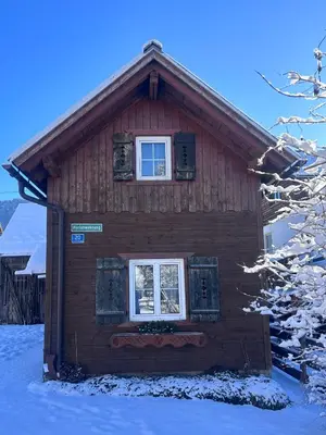Das Gebäude in dem sich das Ferienhaus befindet