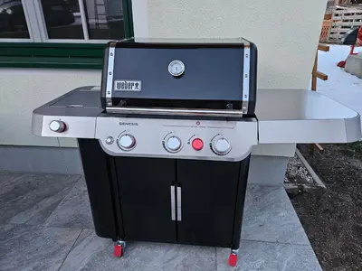 Ein für Gäste verfügbarer Grill im Chalet