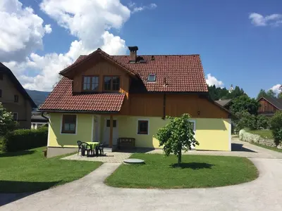 Das Gebäude in dem sich das Ferienhaus befindet