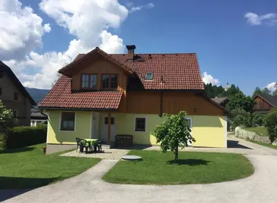 Das Gebäude in dem sich das Ferienhaus befindet