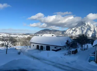 Ein allgemeiner Bergblick oder ein Berglick von der Ferienwohnung aus