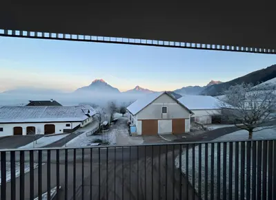 Ein allgemeiner Bergblick oder ein Berglick von der Ferienwohnung aus