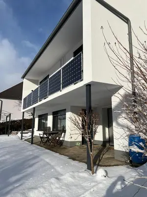 Das Gebäude in dem sich das Ferienhaus befindet