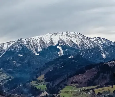 Ein allgemeiner Bergblick oder ein Berglick von der Ferienwohnung aus