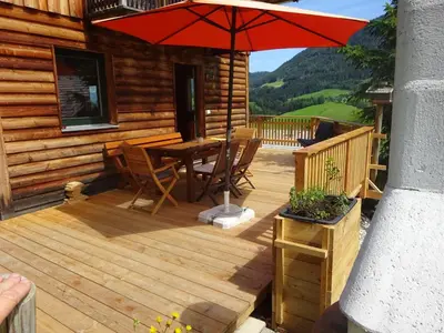 Ein allgemeiner Bergblick oder ein Berglick von des Ferienhauses aus