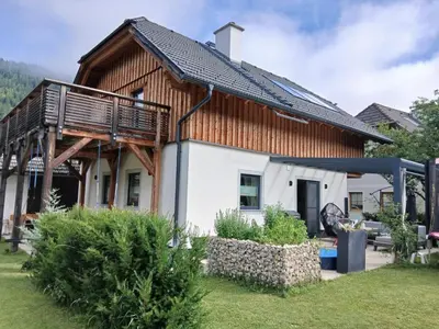 Das Gebäude in dem sich das Ferienhaus befindet
