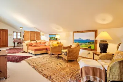 Ein Sitzbereich in der Unterkunft Comfortable and spacious apartment with garden in Mondsee Tiefgarben