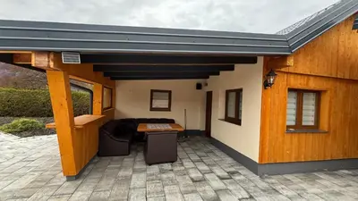 Das Gebäude in dem sich das Ferienhaus befindet