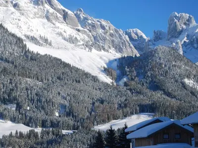 Ein allgemeiner Bergblick oder ein Berglick von des Ferienhauses aus