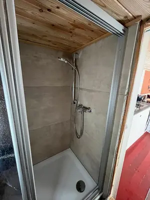 Ein Badezimmer in der Unterkunft Lovingly renovated 120-year-old train car!