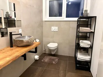 Ein Badezimmer in der Unterkunft Luxus Ferienhaus mit grossem Garten in ruhiger Gegend