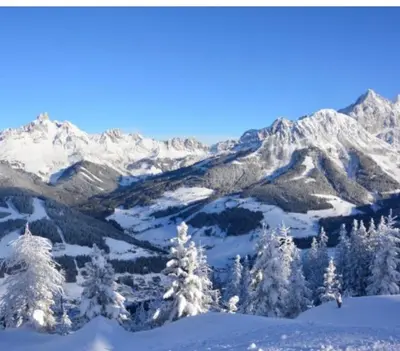 Ein allgemeiner Bergblick oder ein Berglick von des Bed & Breakfasts aus