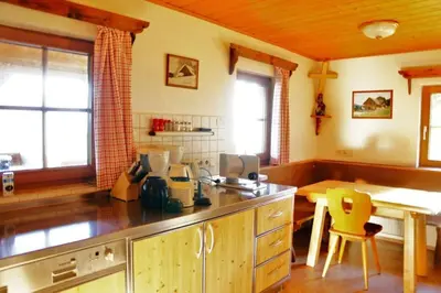 Ein Sitzbereich in der Unterkunft Scharlinger Alm in Alleinlage direkt am Hauser Kaibling