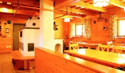 Ein Restaurant oder anderes Speiselokal in der Unterkunft Scharlinger Alm in Alleinlage direkt am Hauser Kaibling